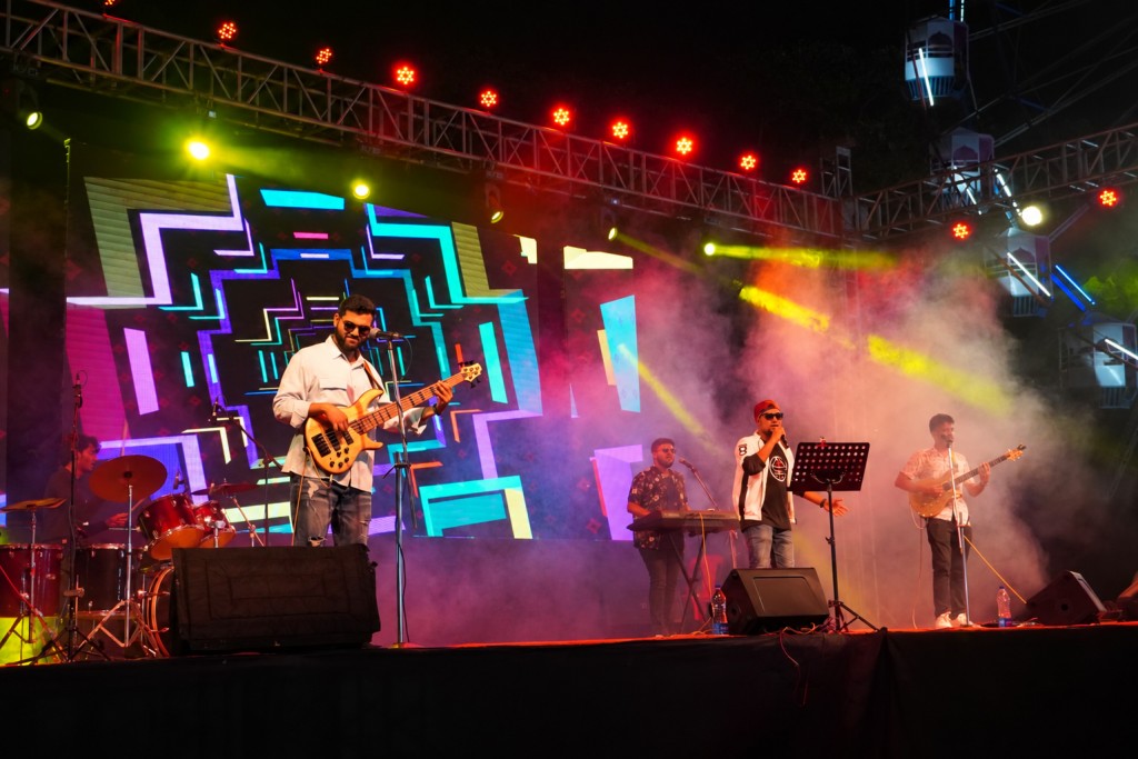 Yugaant live on stage