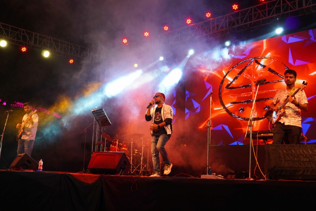 Yugaant live on stage